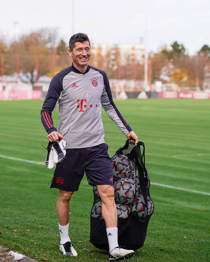 杨瀚森带女友赴美引发争议，好友崔永熙称其应专注篮球，网友支持其在球场表现。（杨瀚森携女友赴美引热议：崔永熙建议专注篮球，网友力挺其场上表现）