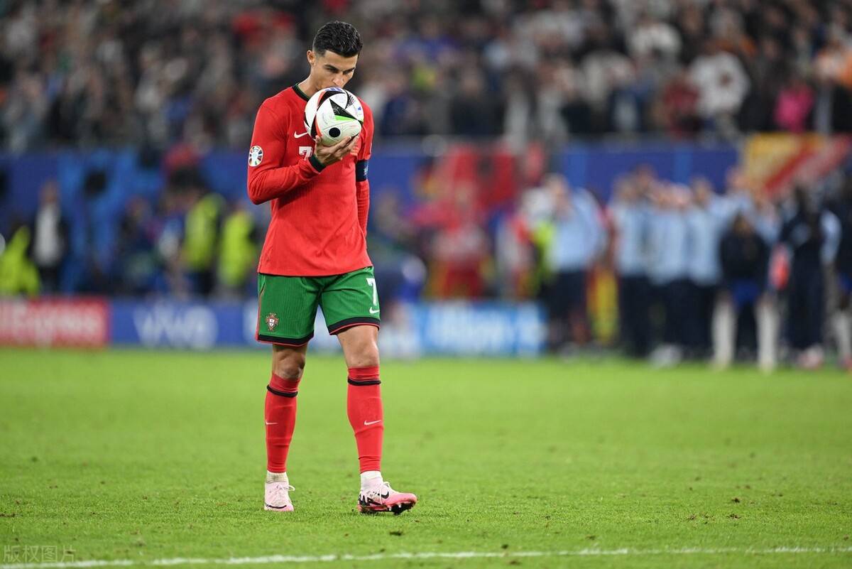 32岁津门虎王牌队长正式转会上港，亚冠首轮亮相柔佛引关注（32岁津门虎王牌队长官宣加盟上港，亚冠首战对阵柔佛备受关注）