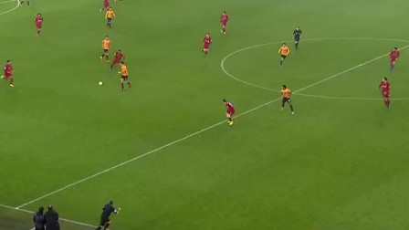 港队主场战新加坡，新加坡球员伤退时担架工作人员忍不住庆祝（港足主场对阵新加坡 客队球员伤退时担架员竟欢呼）