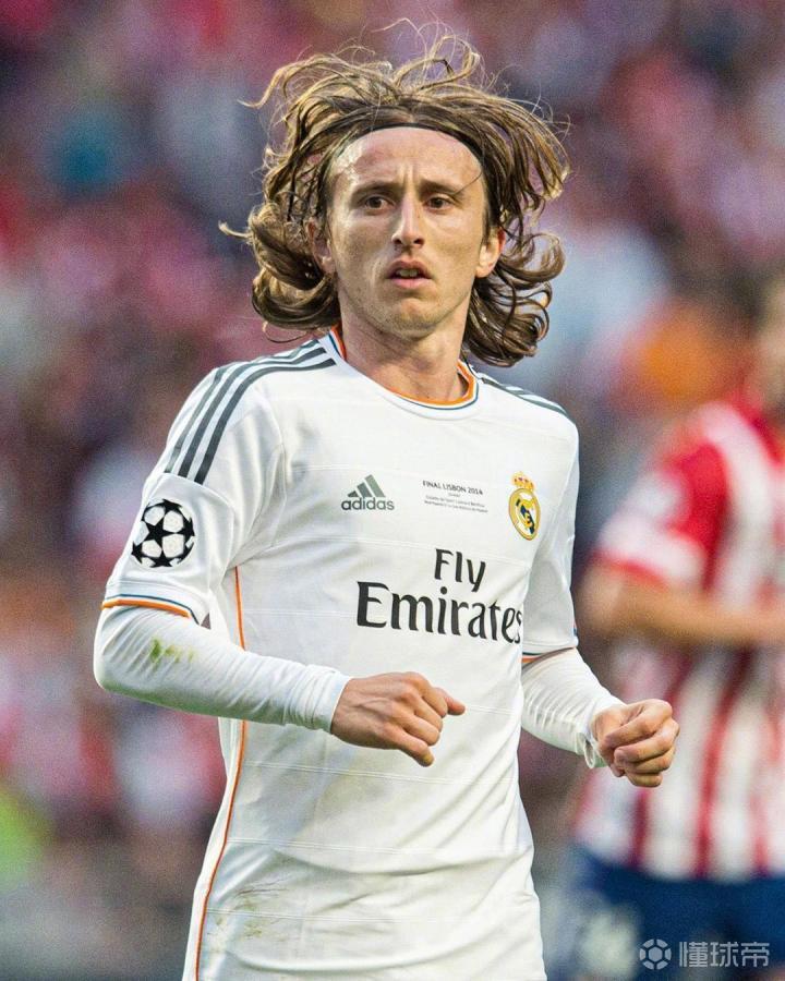 当孔德梅开二度帮助巴萨反超比分时，法兰克福球迷彻底炸了（孔德双响助巴萨实现反超，法兰克福看台瞬间炸锅）