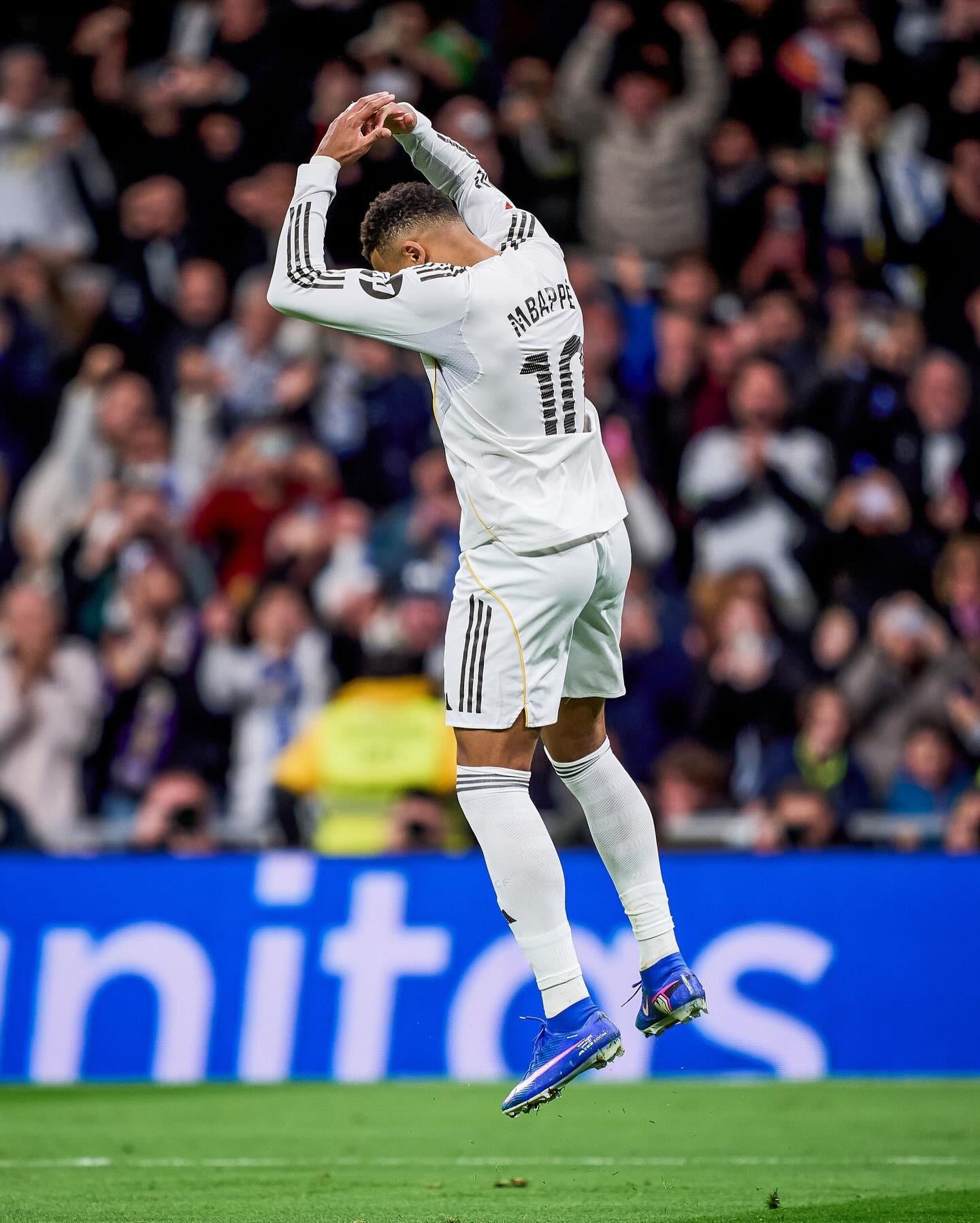 别把跑车当坦克！莱奥转型中锋，是补了短板却废了武功？（别拿跑车去撞坦克！莱奥改踢中锋，是扬长避短还是自废武功？）