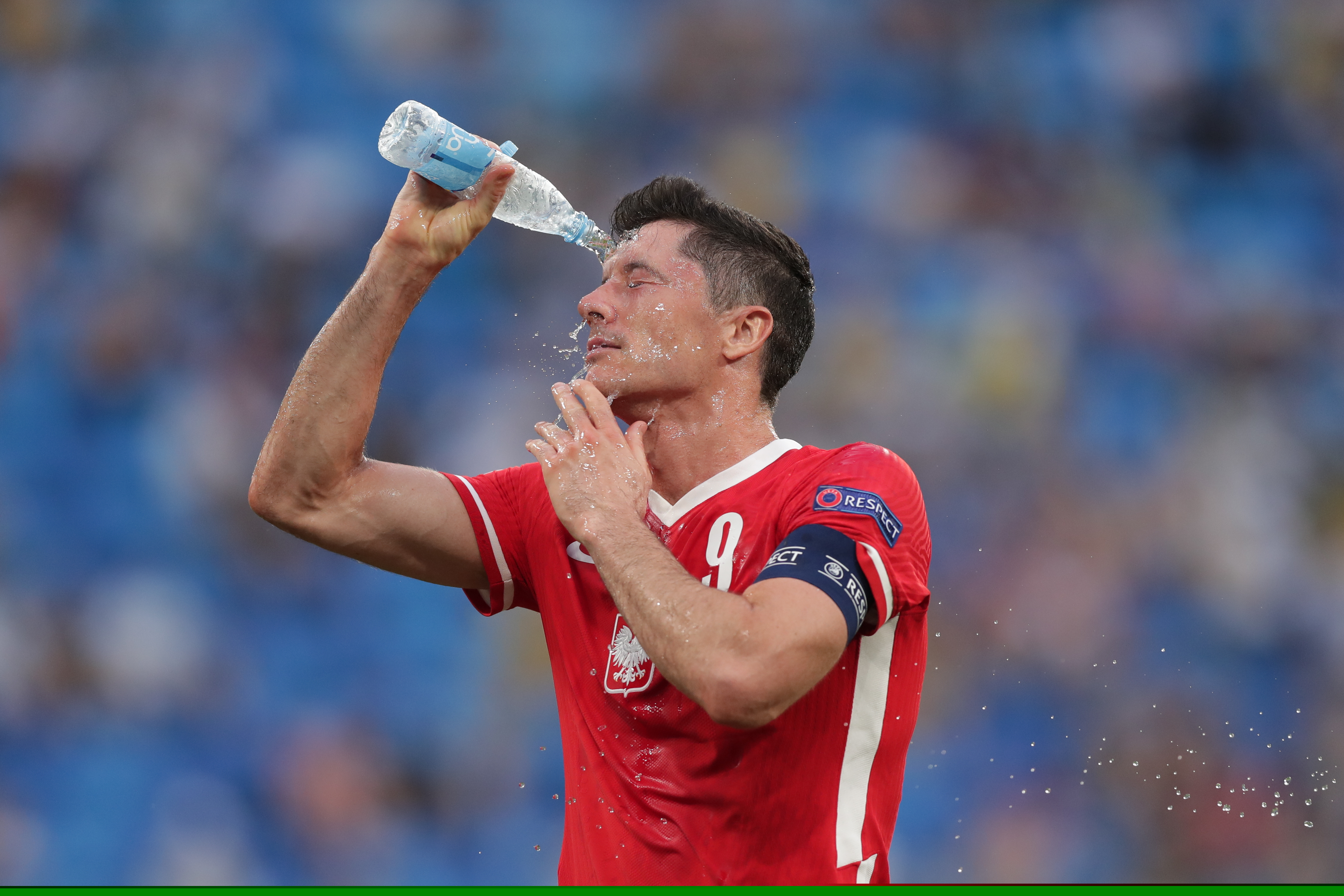 科迪罗兹对决奥巴费米争夺WWE与NXT冠军（科迪罗兹大战奥巴费米：WWE与NXT双冠之争）