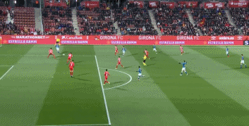 名记：字母最近向队友强调专注篮球的重要性，别被外界声音干扰（名记：字母哥近日提醒队友把心思放在篮球上，勿被外界杂音分心）