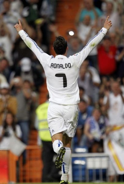 记者：拜仁想与于帕续约至2031年、年薪2000万欧，皇马在关注（记者称：拜仁拟将于帕续约至2031年，年薪2000万欧；皇马持续关注）